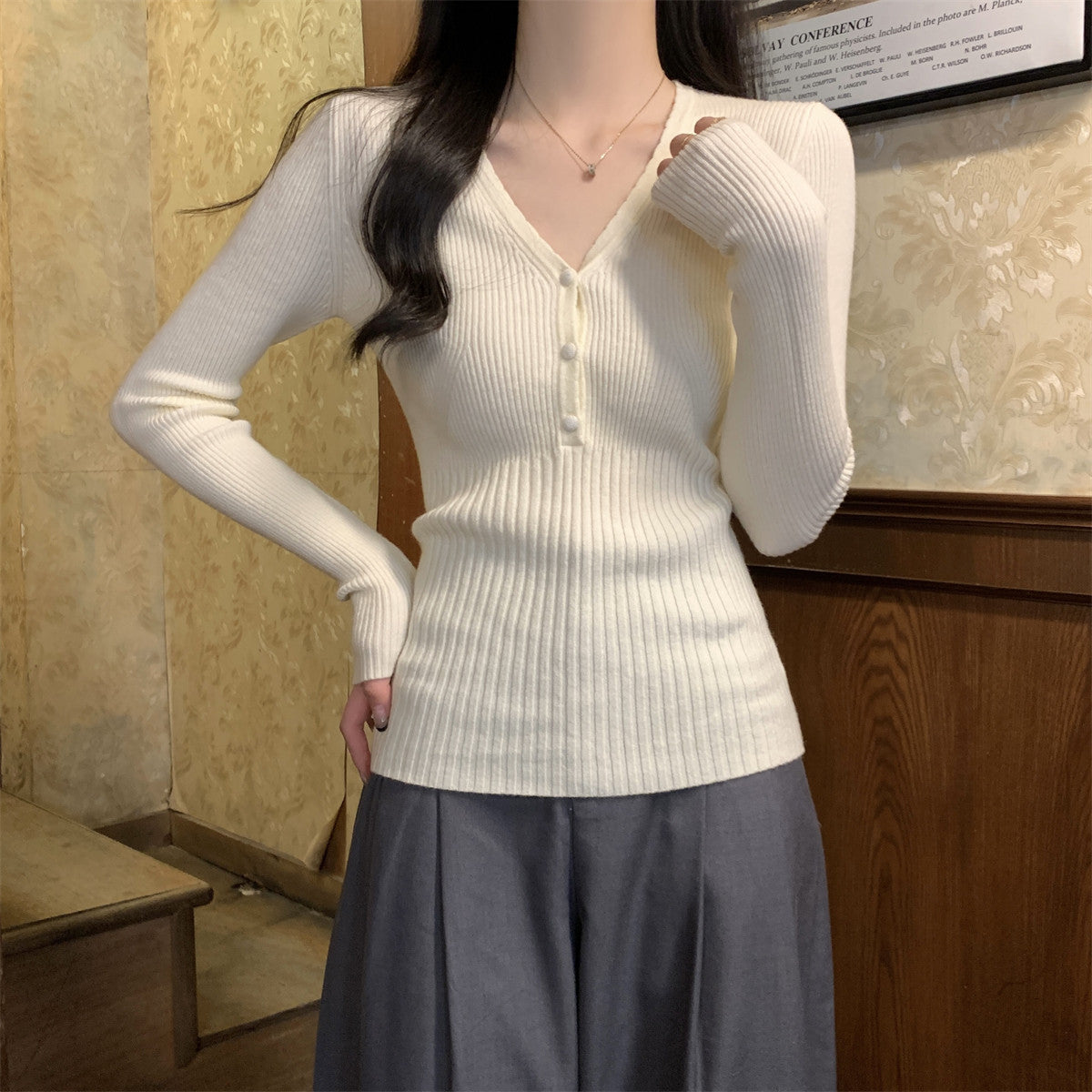 Waist-Tight V-Neck Long-Sleeved Sweater
